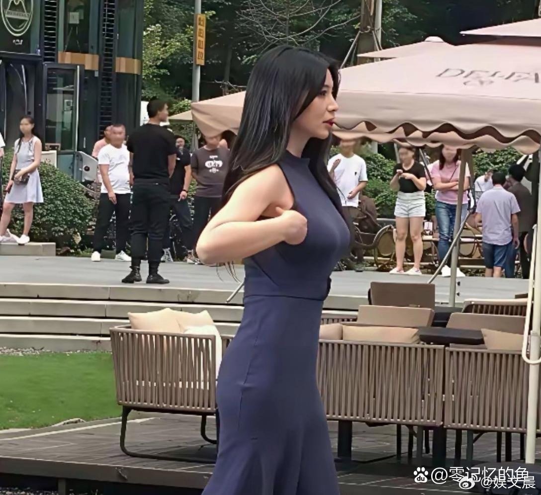 柳岩如今年龄感渐显，状态更显真实自然，褪去青涩多了几分成熟韵味。 