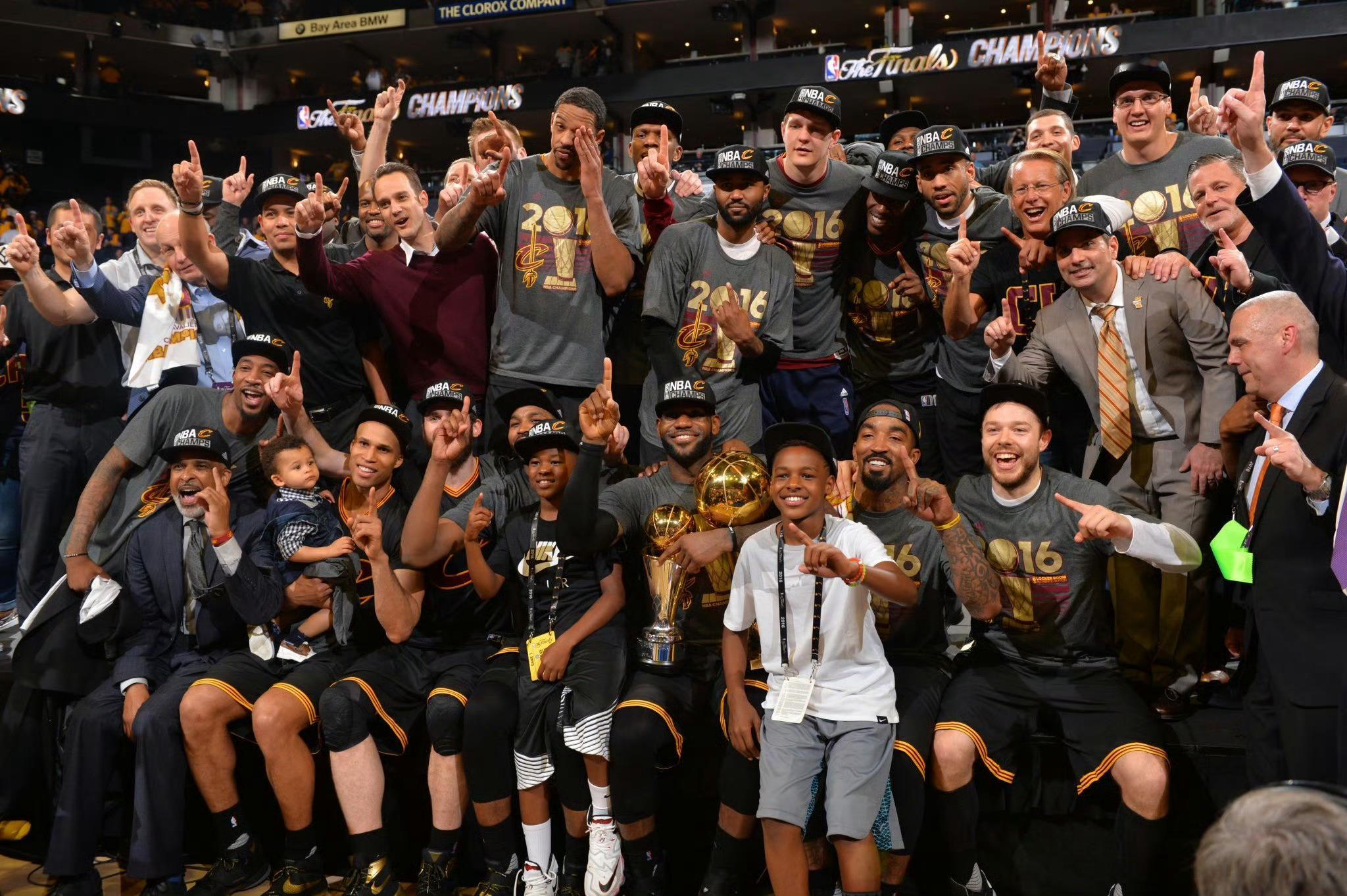 骑士詹姆斯欧文nba总决赛 老照片回顾[照相机]有谁知道这张冠军合影欧文去哪了[