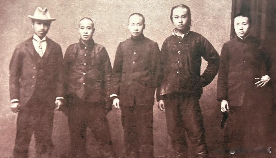 1903年2月，陈独秀（左一）与周筠轩、葛温仲、赵伯先、潘璇华等志同道合者在东京