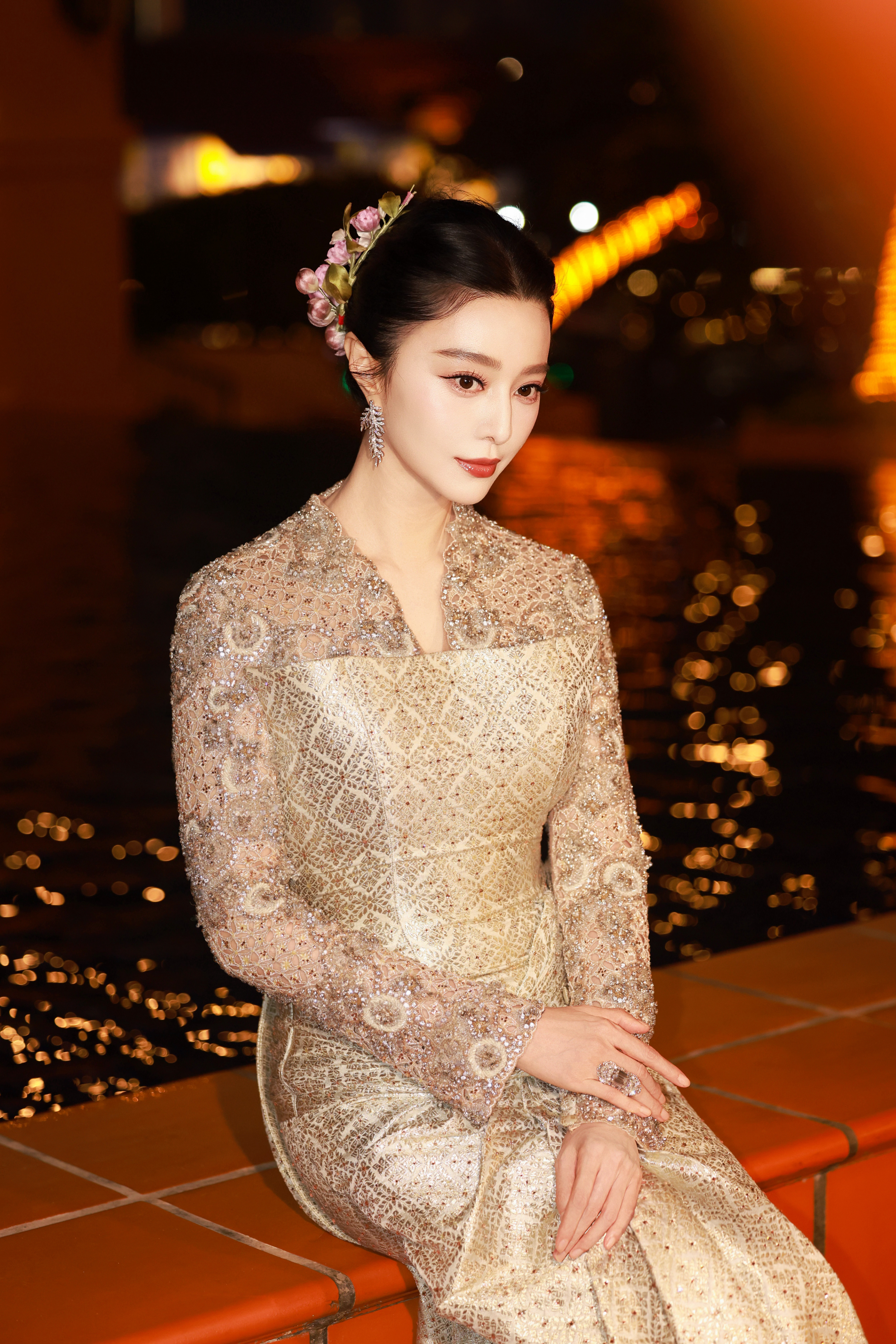 在纸醉金迷的南洋，荣膺“马六甲国际文化外交形象大使奖”的她，宛如一颗镶嵌在文化桥