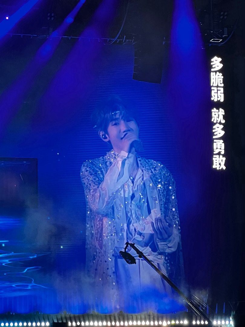 王源其实雨也没多大 他说雨不大，风在刮；他说别淋着，雨就停。这波是“言出法随”式