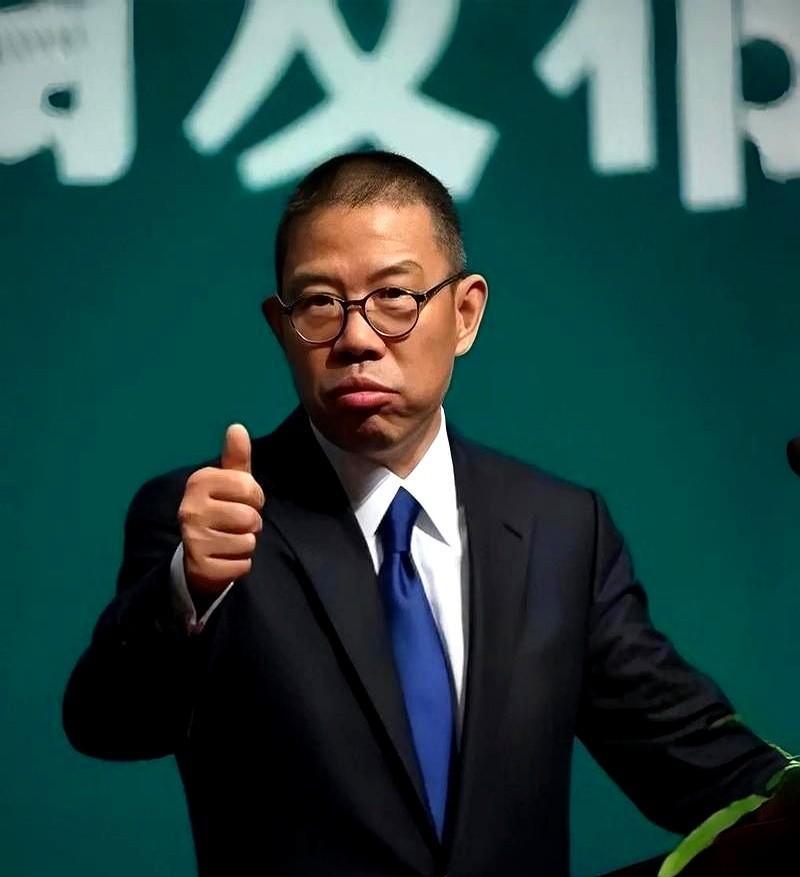 谁敢信啊？一个将近800亿的饮料帝国，现在竟然被一瓶曾经全网群嘲的“树叶水”打得