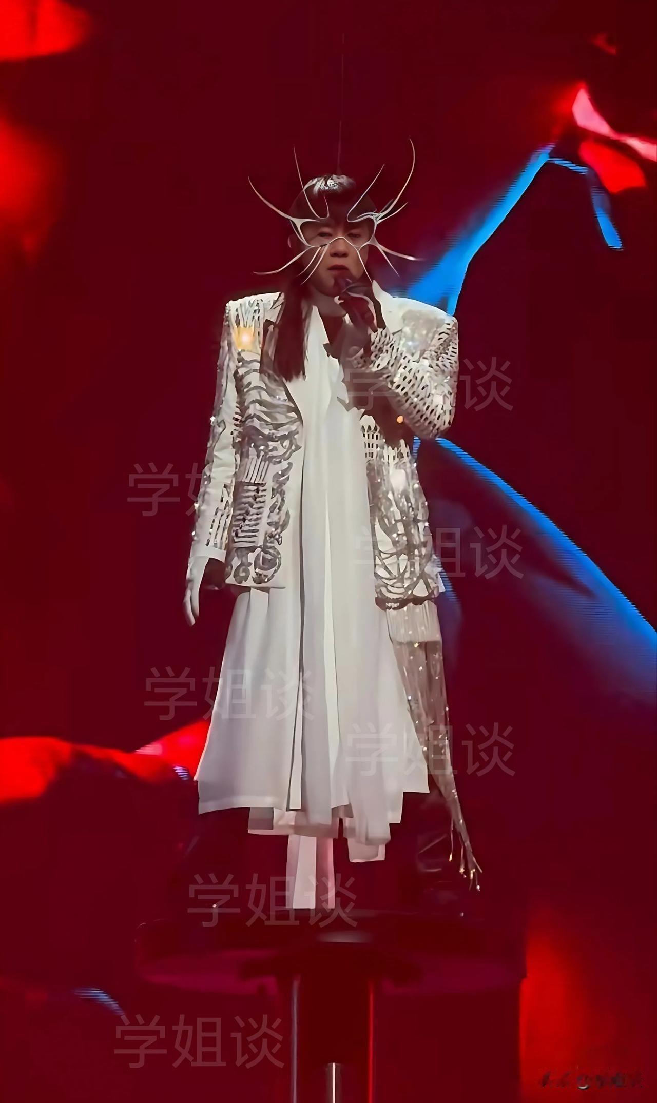 陈小春造型师麻烦你出来一下，我想问你一下，你是不是跟陈小春有仇？

这次演唱会你