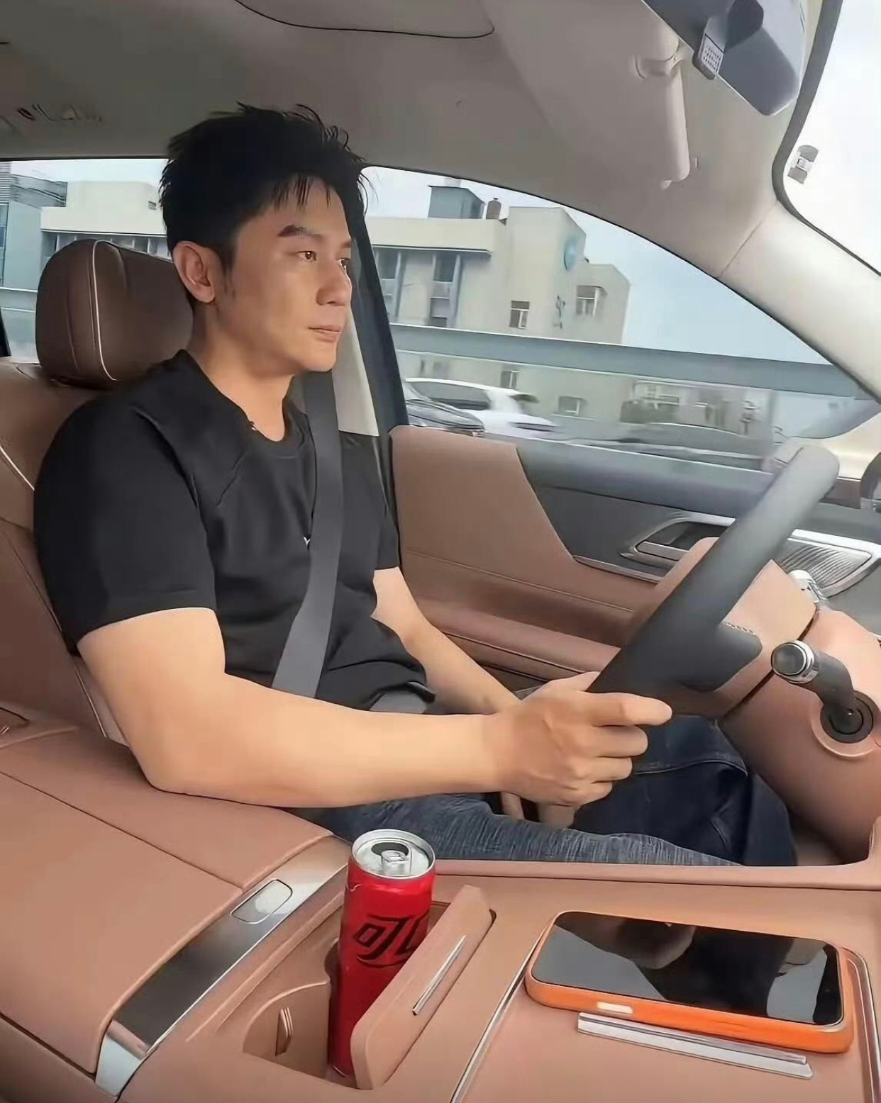 李晨这开的是什么车啊？看起来也太豪华了吧。 