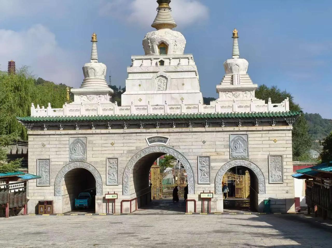 藏传佛教圣地西宁塔尔寺是格鲁派六大寺院之一。公元1379年为宗喀巴大师修建了纪念