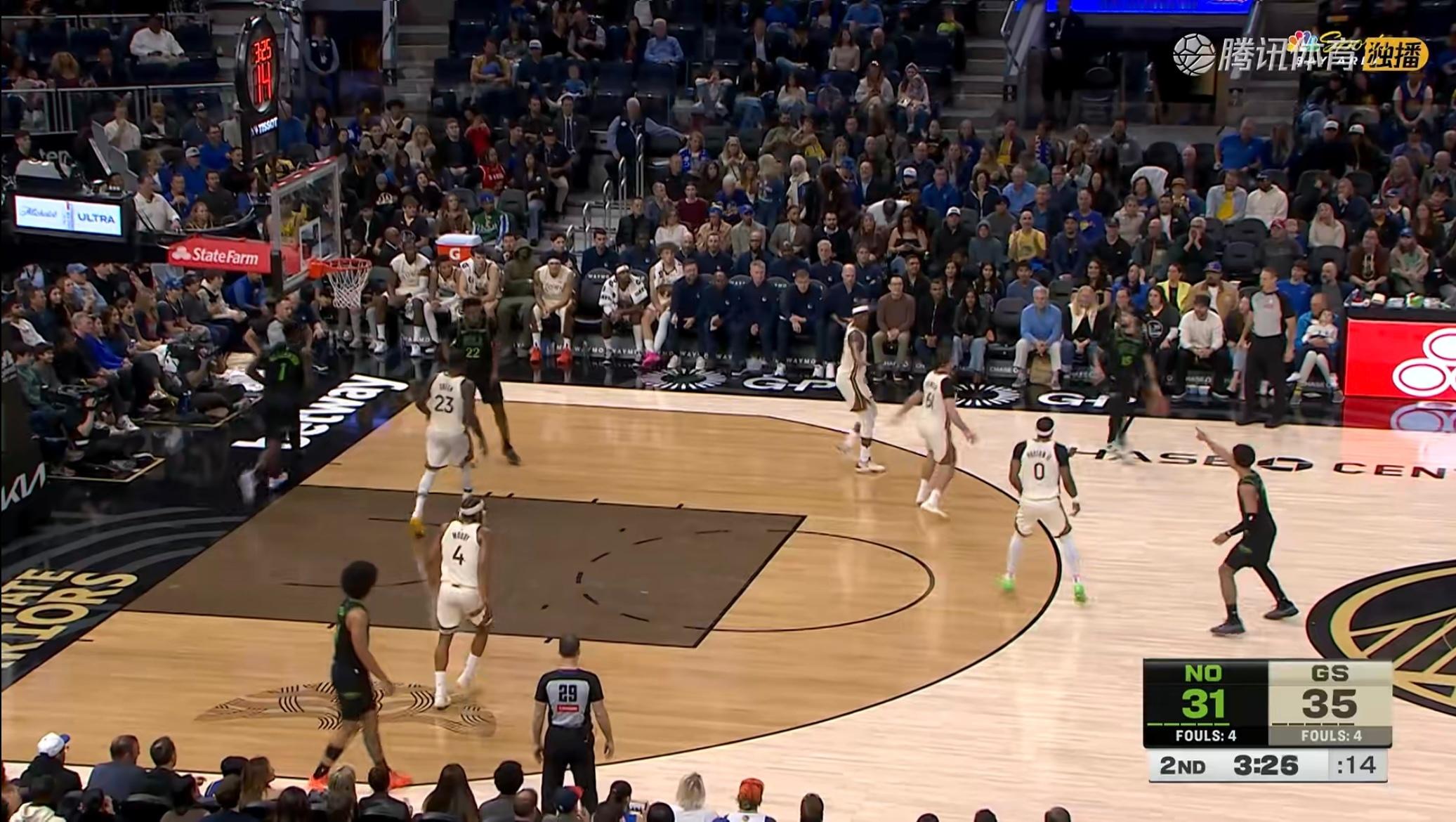 库明加现在没有得分的欲望，只有打卡上班的从容，科尔第二节剩三分钟将他换下勇士vs