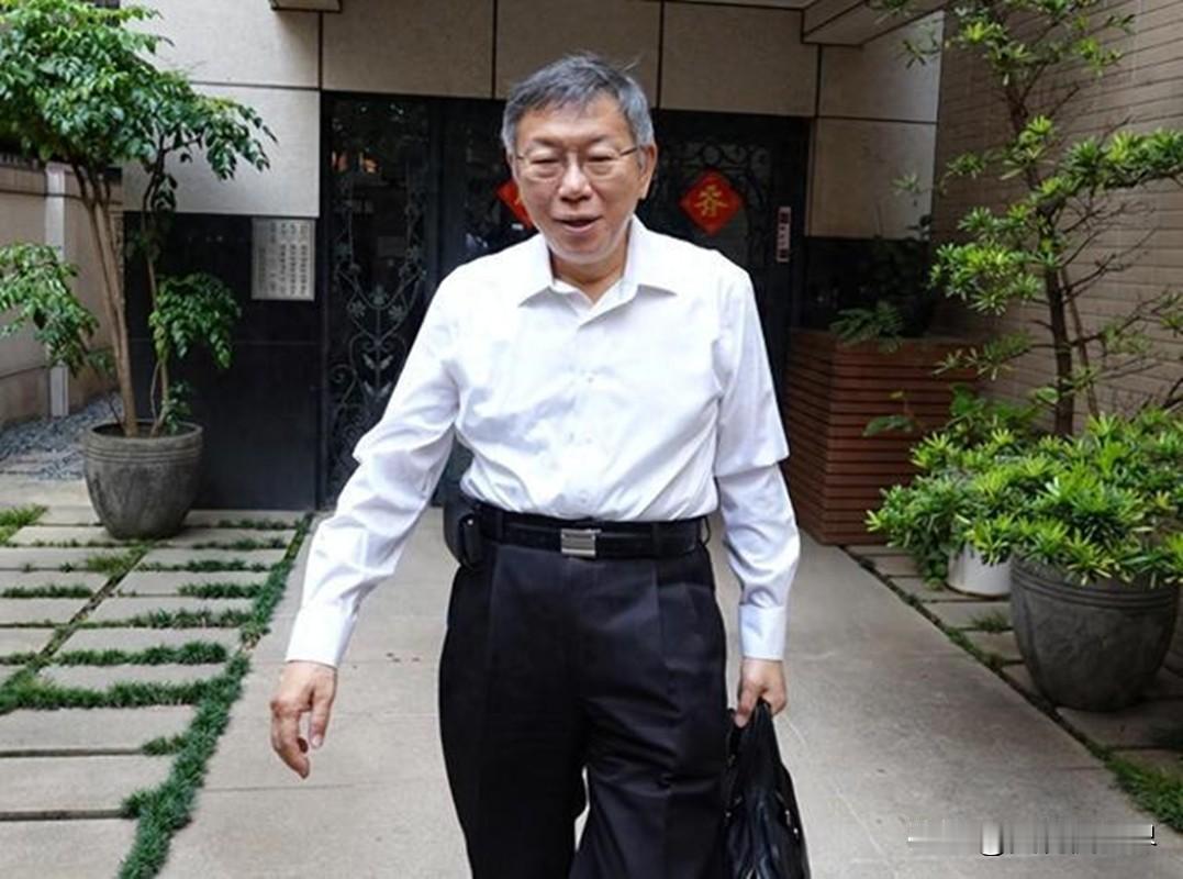 柯文哲：小聪明大糊涂，政治生涯穷途末路。
在台湾地区复杂的政治棋局中，柯文哲一度