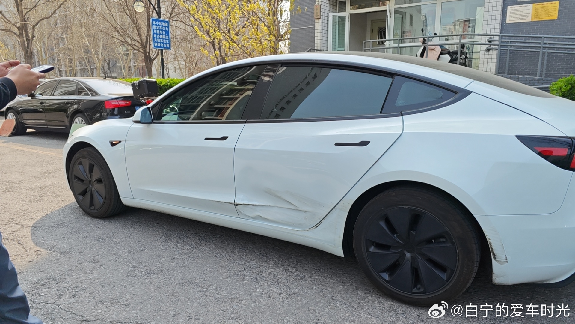 小区里奔驰突然起步上路，特斯拉想绕过它快速通过，结果奔驰完全没反应过来，继续右转