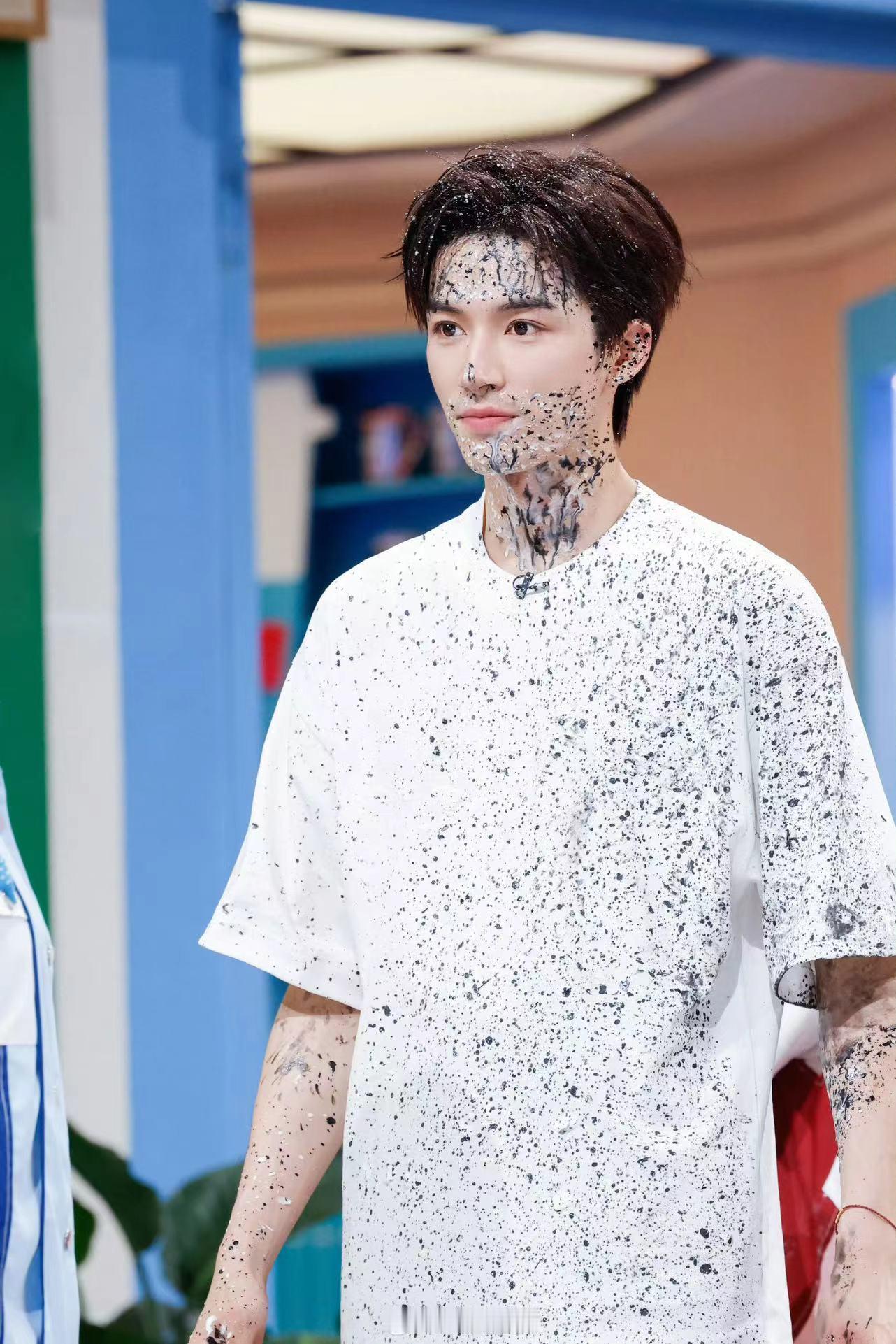 #王星越hi6剧照##王星越被喷了全身墨#王星越被喷了全身墨，哇塞哇塞 ​​​