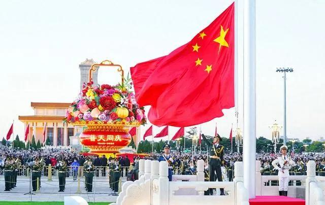 现场盛况空前，12.3万民众共襄盛举，见证国旗飘扬！
约6时整，天安门广场汇聚了