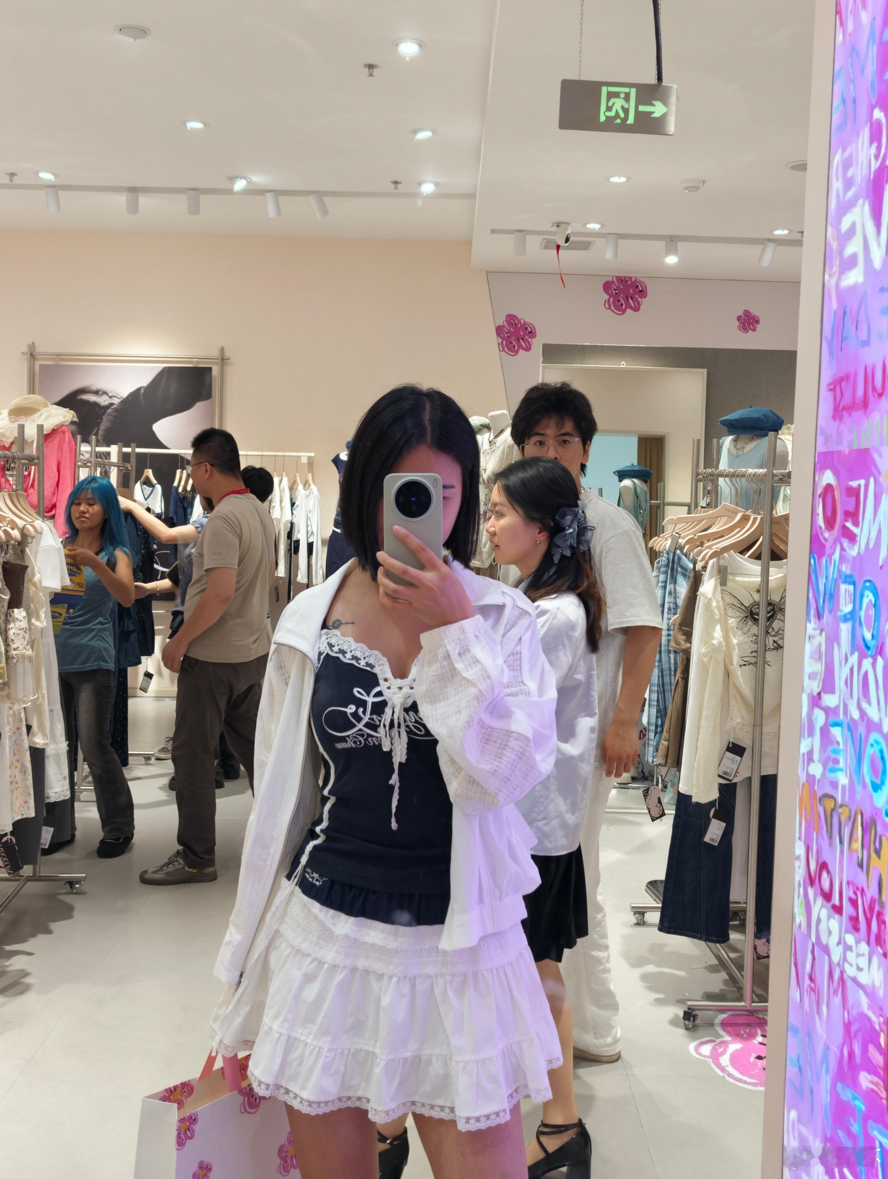 我发现我现在越来越爱逛线下的实体店了，尤其是买衣服，线上的女装实在太糟心了买10