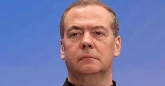 梅德韦杰夫曾扔出了一句让人后背发凉的话：“全世界，没有任何一支军队能挡住大规模的
