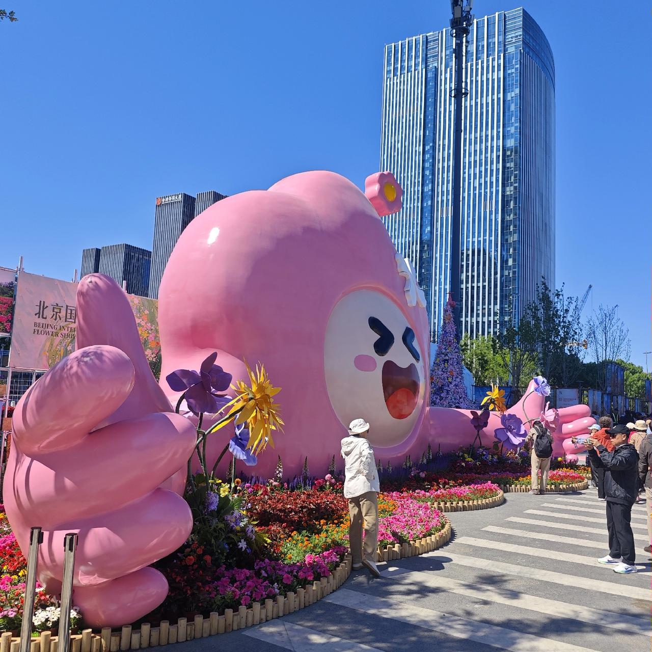 五一小长假在即，去北京丽泽商务区，都市楼宇间到处是一片春日繁花盛景，都市喧嚣瞬间