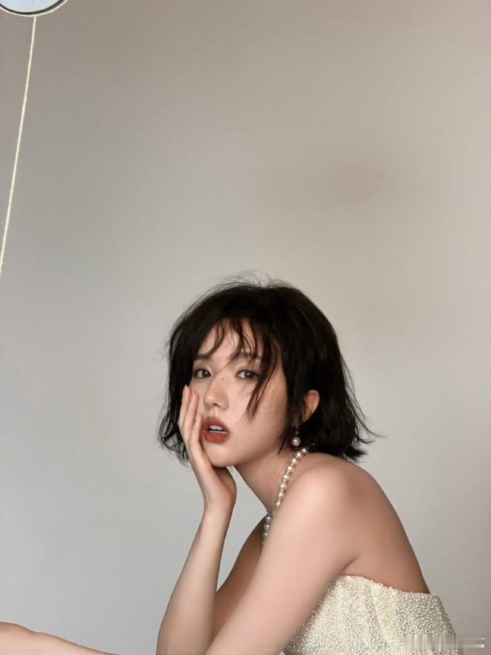 差点没认出这是苏晓彤苏晓彤短发完全不吃压力 看到短发的苏晓彤，真的是让人觉得美的