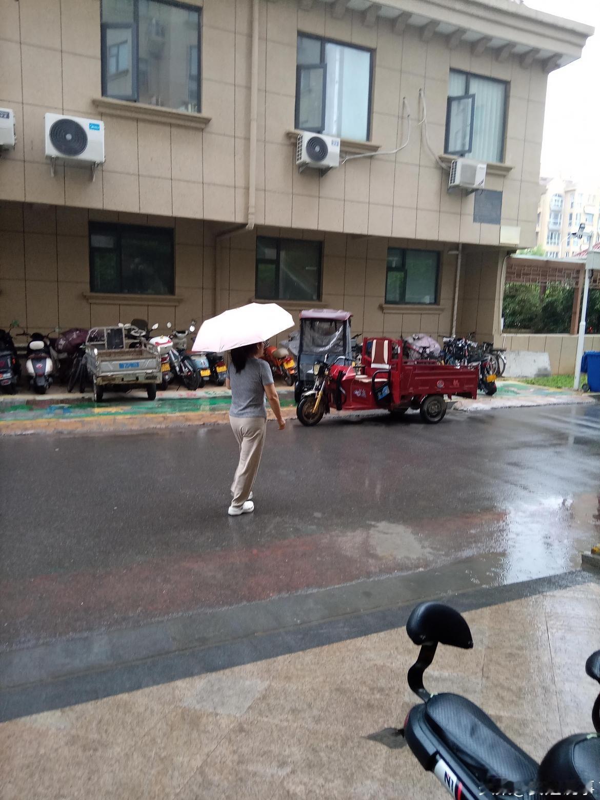 鹤壁下雨啦！中雨已上线，出门速带伞☔
 
鹤壁的朋友们注意！2026年5月16日