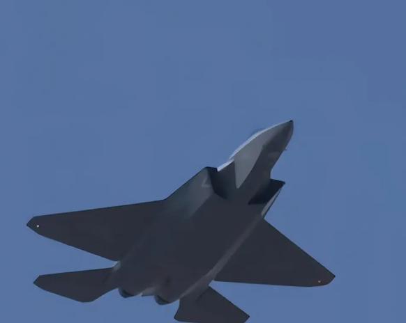 歼-35是我国自主打造的隐身战机家族，目前已分化出空军陆基型歼-35A（代号云龙