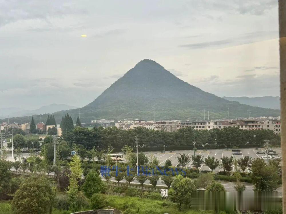 对冲AI剧冲击！横店影视城降价补贴真人短剧，所有影棚免棚费