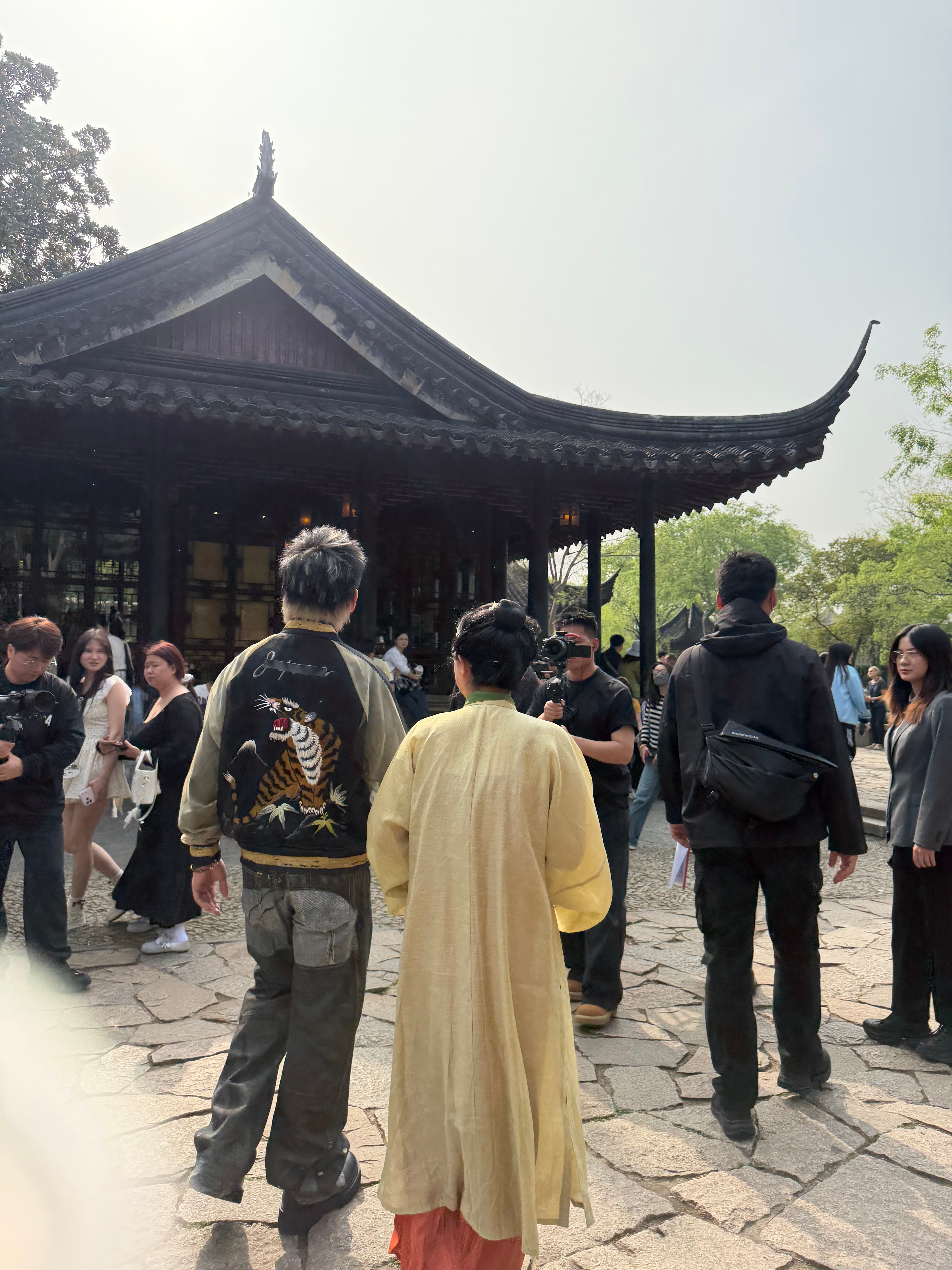 胡彦斌在拙政园也逃不过全拿走苏州拙政园偶遇胡彦斌拙政园偶遇胡彦斌，粉丝直接当面唱