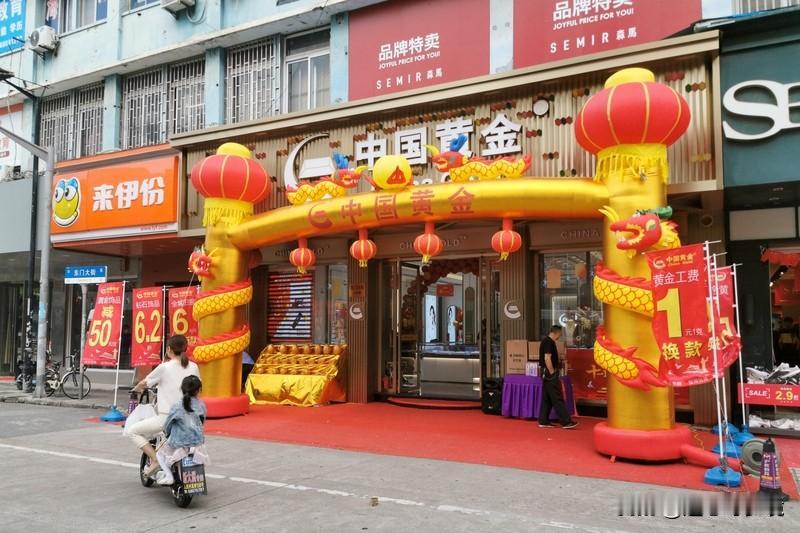 男子偷170万元黄金藏祖坟墓碑后 这偷黄金的事儿太离谱了！12月13日早上，武汉