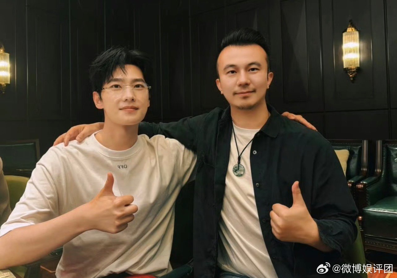 杨洋参加军艺同学聚会杨洋每年毕业季的固定节目 网友晒出杨洋军艺班级聚会合照，每年