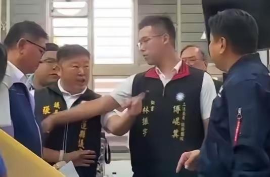 傅崐萁被打了！
 
这可不是街头小打小闹，是2025年10月27日在花莲光复乡的