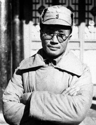 1945年深夜，一男子爬进了延安保育院的窑洞。突然，他拿出锋利的匕首，残忍地在小
