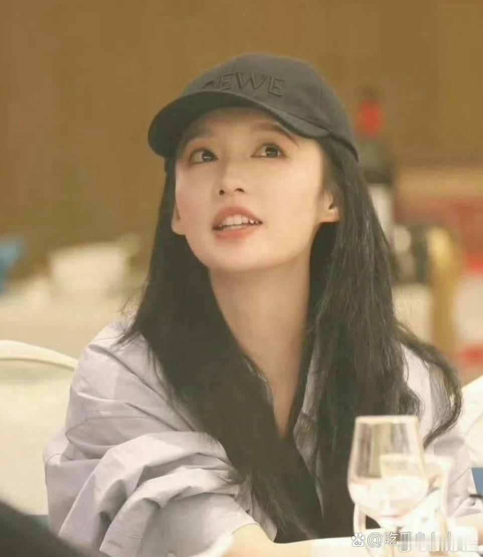 李沁这样穿得简简单单的，戴个鸭舌帽，比红毯的她美多了 