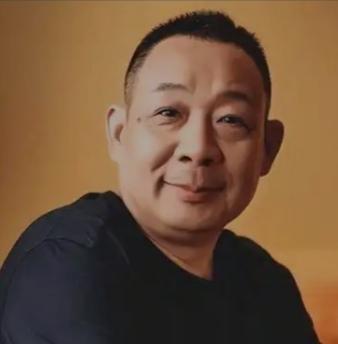 于东来内部公议讲话“胖东来员工不值这么多钱，出去就完整”。这种话在内部及员工之间