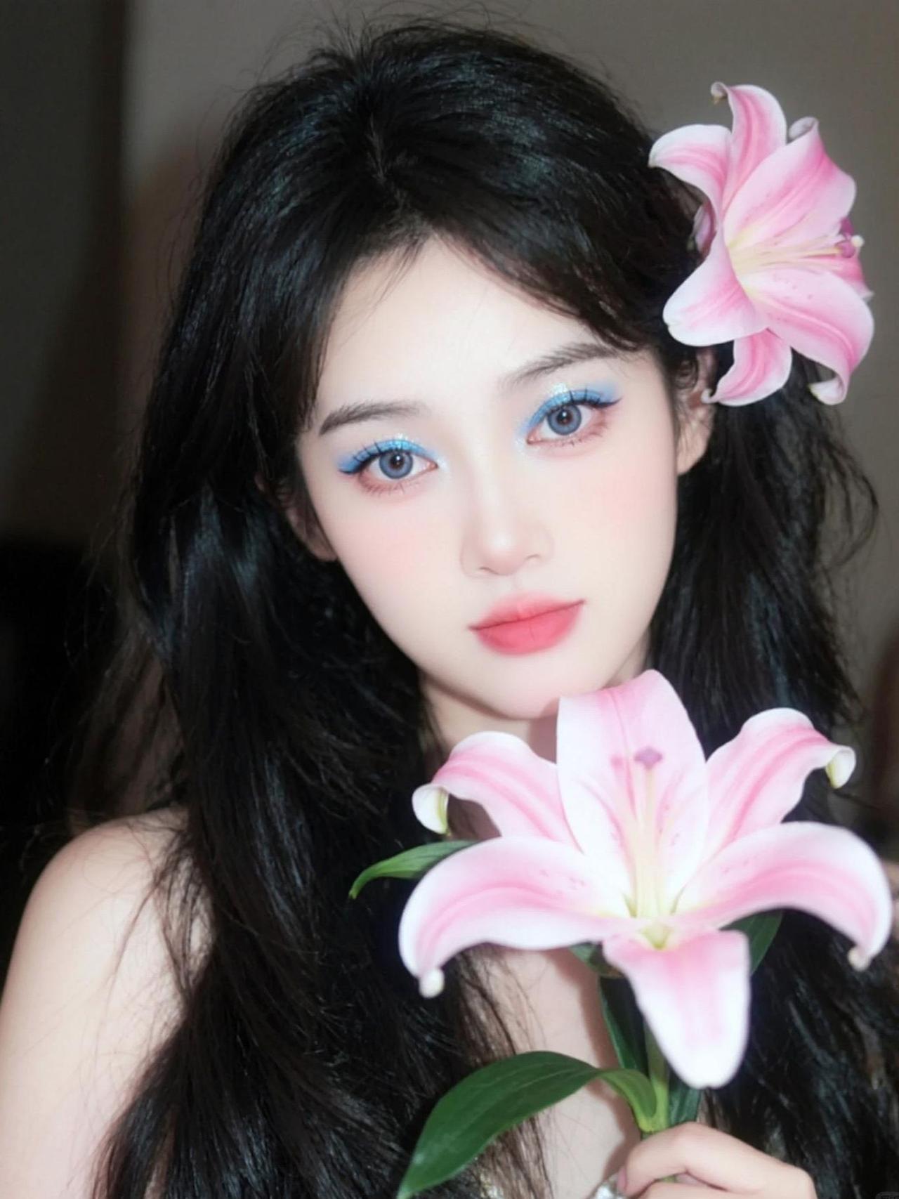 这么美的百合花，当然要分享给漂亮的你， 百合花的花语是：百事合意，象征生活充满阳