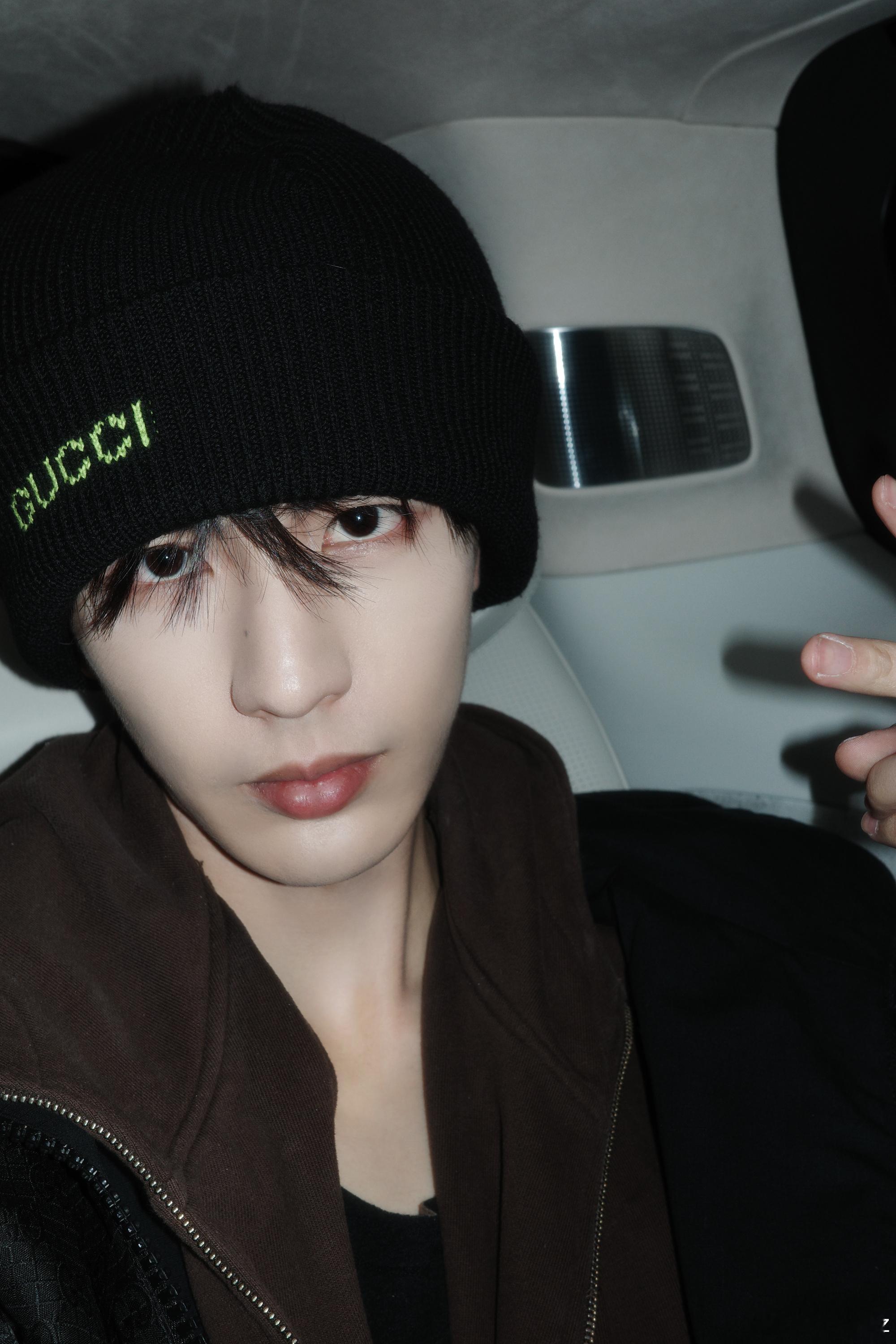 张凌赫冷帽自拍张凌赫车内比耶自拍痞帅感拉满深夜营业杀疯了！张凌赫车内比耶自拍