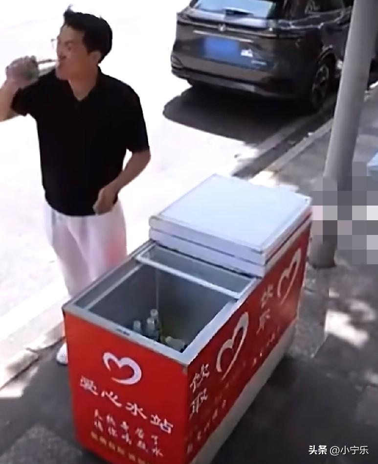 近日，重庆，一男子走向街上的爱心冰柜，拿了瓶冰水一饮而尽，喝完后却并没有离开。此