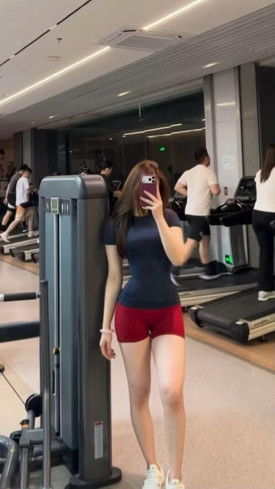 今天没亏米 吃了两个鸡翅10000 健身新手 毫无训练痕迹 vlog 小白日常