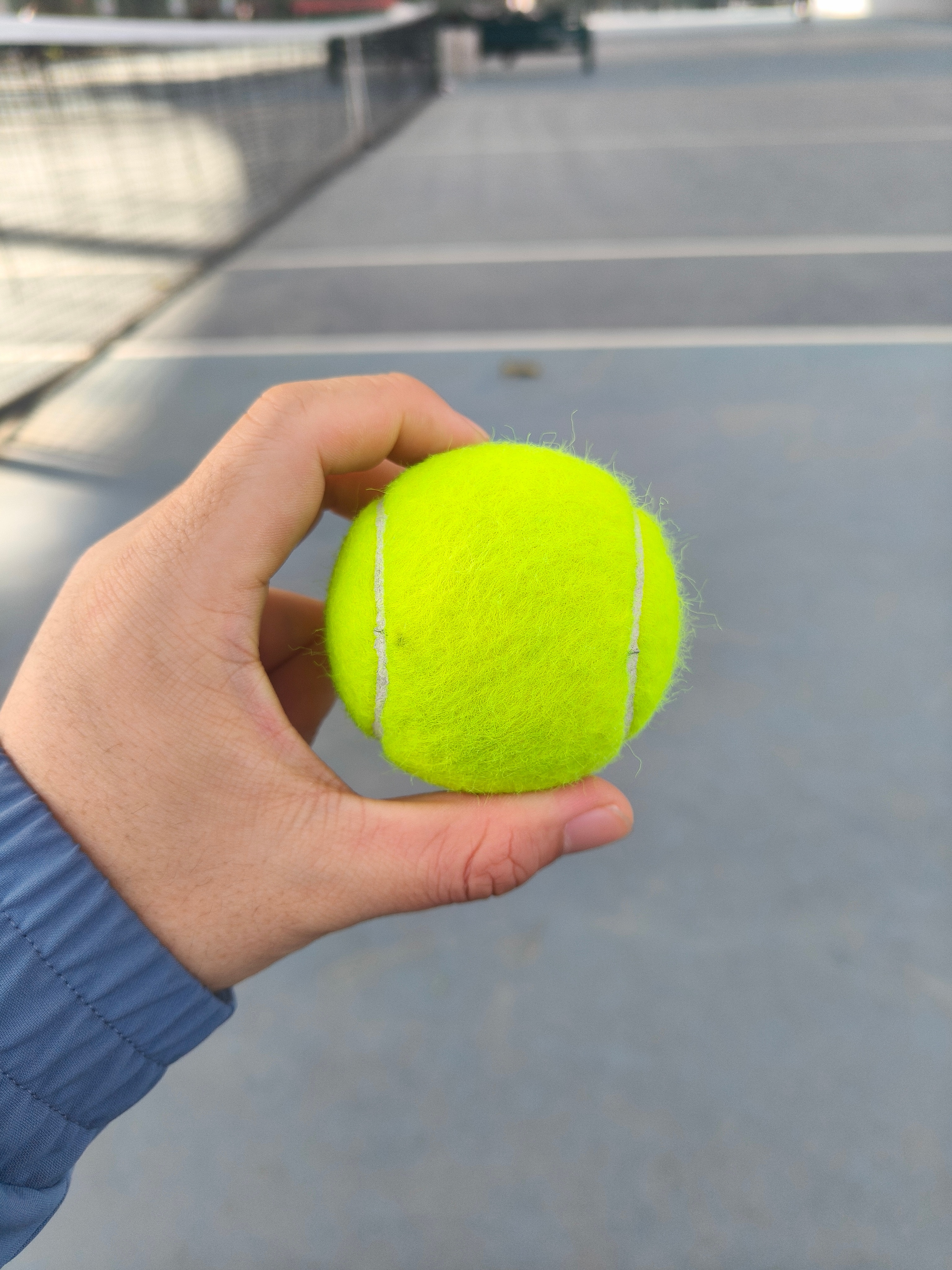 是因为天太冷吗？开了桶新球，打一个小时毛还没炸开像在打石头蛋。结果俩拍子我换来换