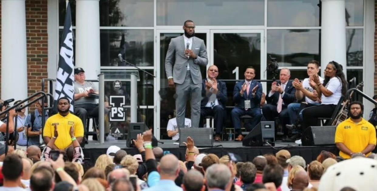 NBA詹姆斯成NBA首位现役亿万富翁老詹打球薪水只是零花钱。他场外玩得更大——跟