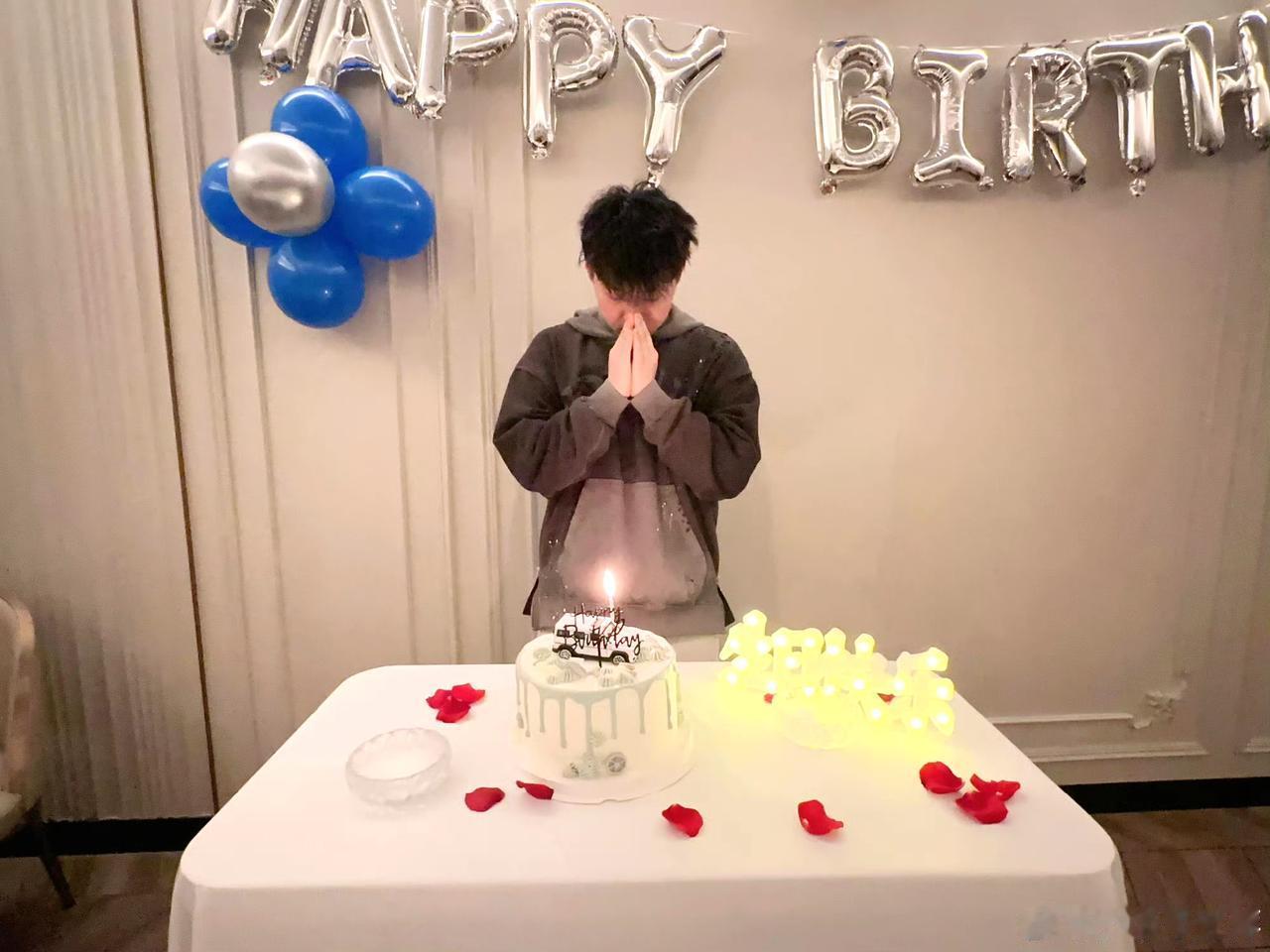 邓亚萍给儿子过18岁生日，儿子和爸爸很像！
