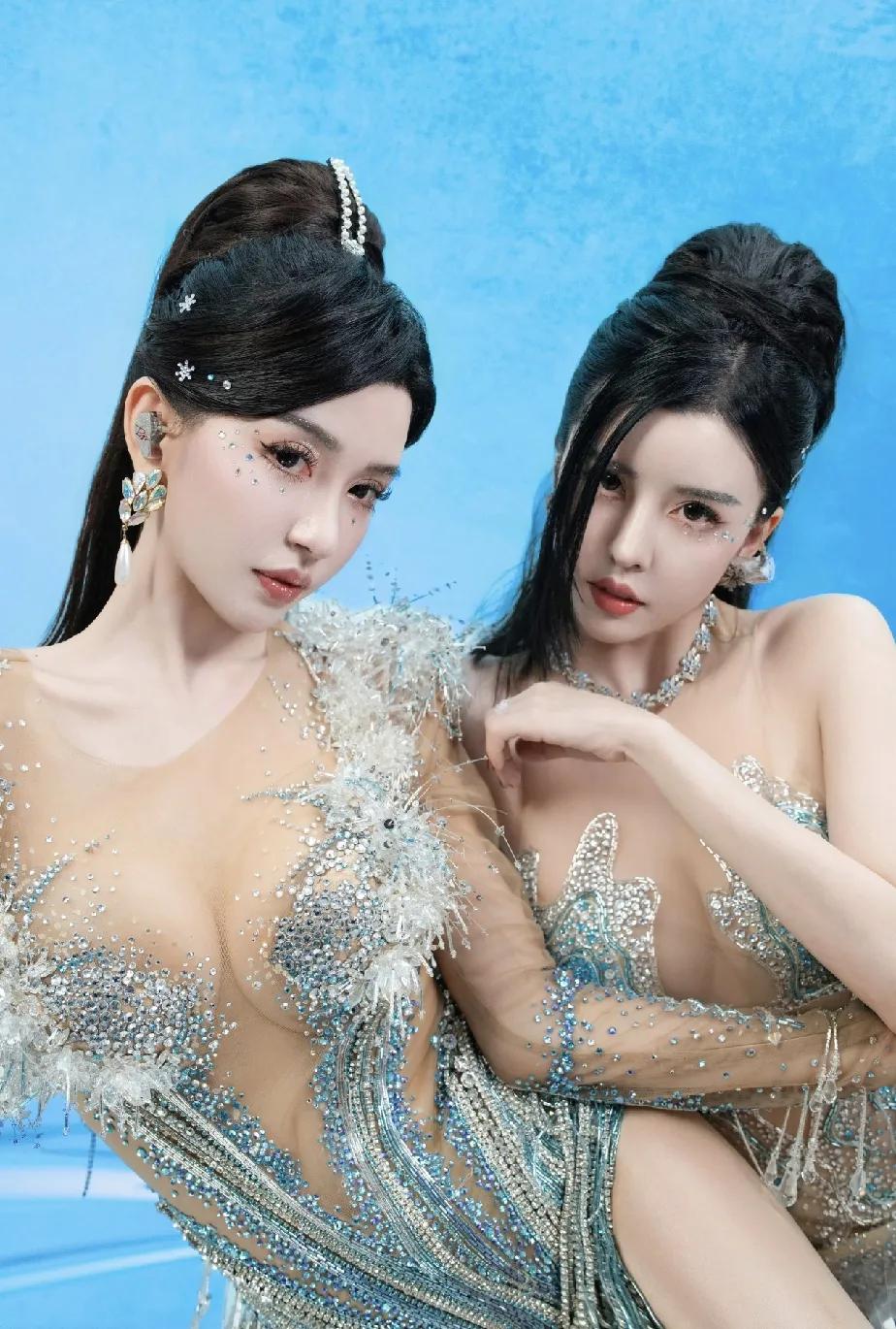 感觉现在的她们比当年的阿娇&阿萨还要红，长得太像了[呲牙]