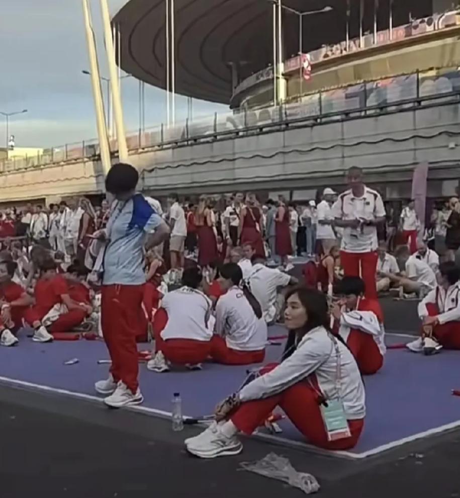 哈哈，我差点没笑岔气，原来莎莎也有偶像包袱啊😂！
你看她旁边的女队员都席地而坐
