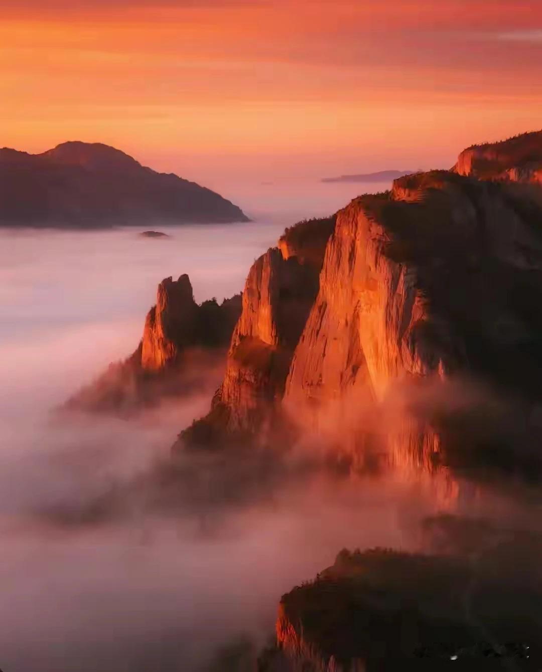 上联：山在云中立
下联: 倒影映水上