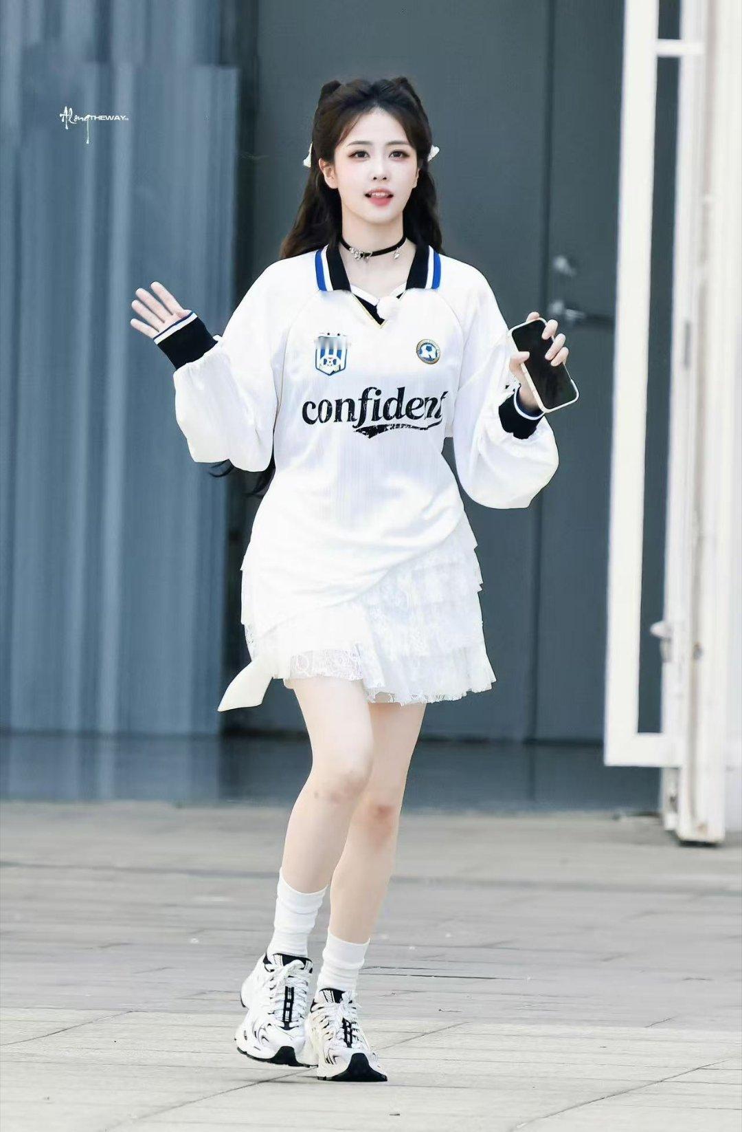 白鹿请离粉丝的生活远一点 白鹿嘴上说请离粉丝生活远一点，行动上在粉丝的地盘蹦迪。