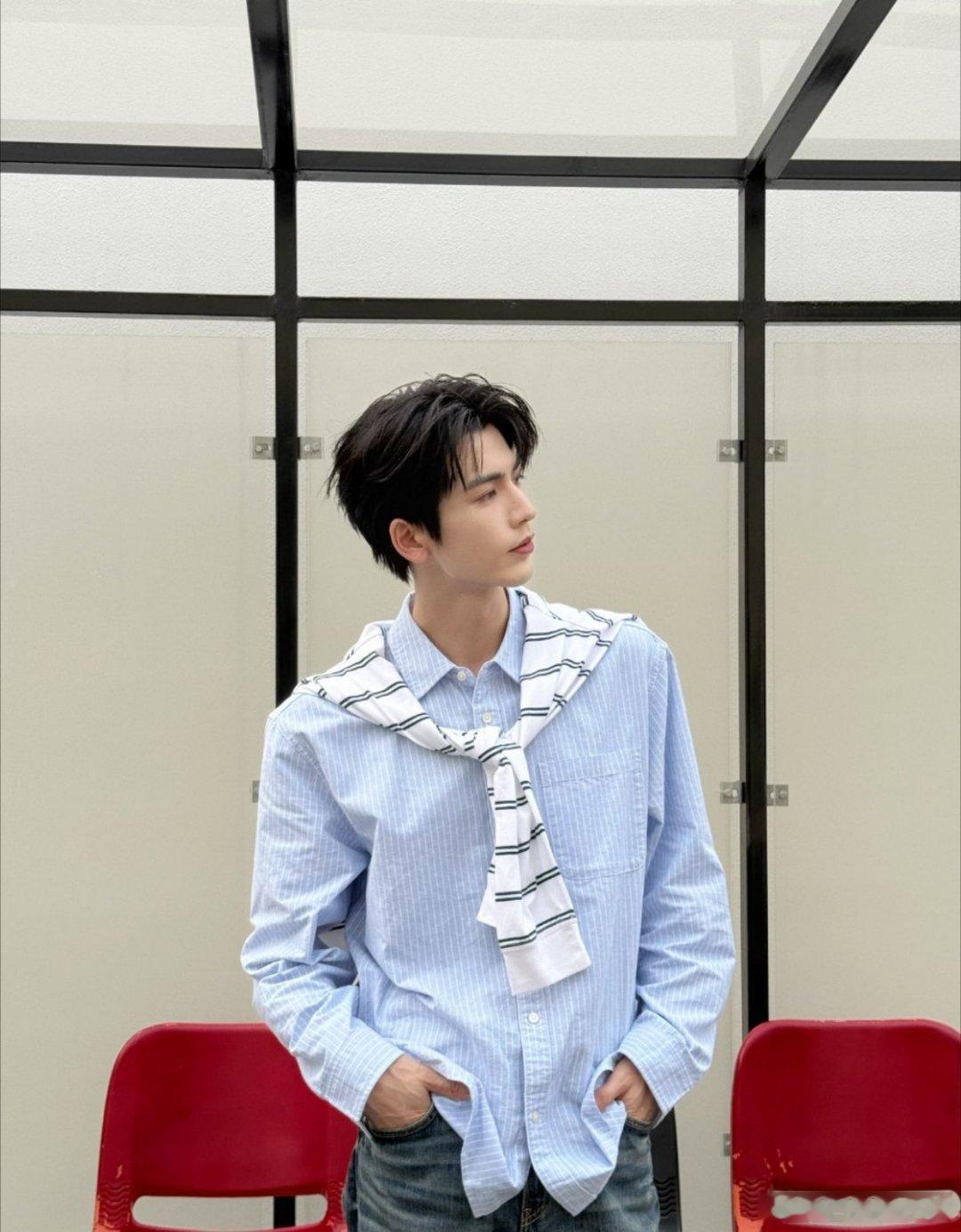 张凌赫与名媛合影张凌赫这热搜也挺冤的吧？和谢玲玲的探班合照被乱标“名媛”，谢玲玲