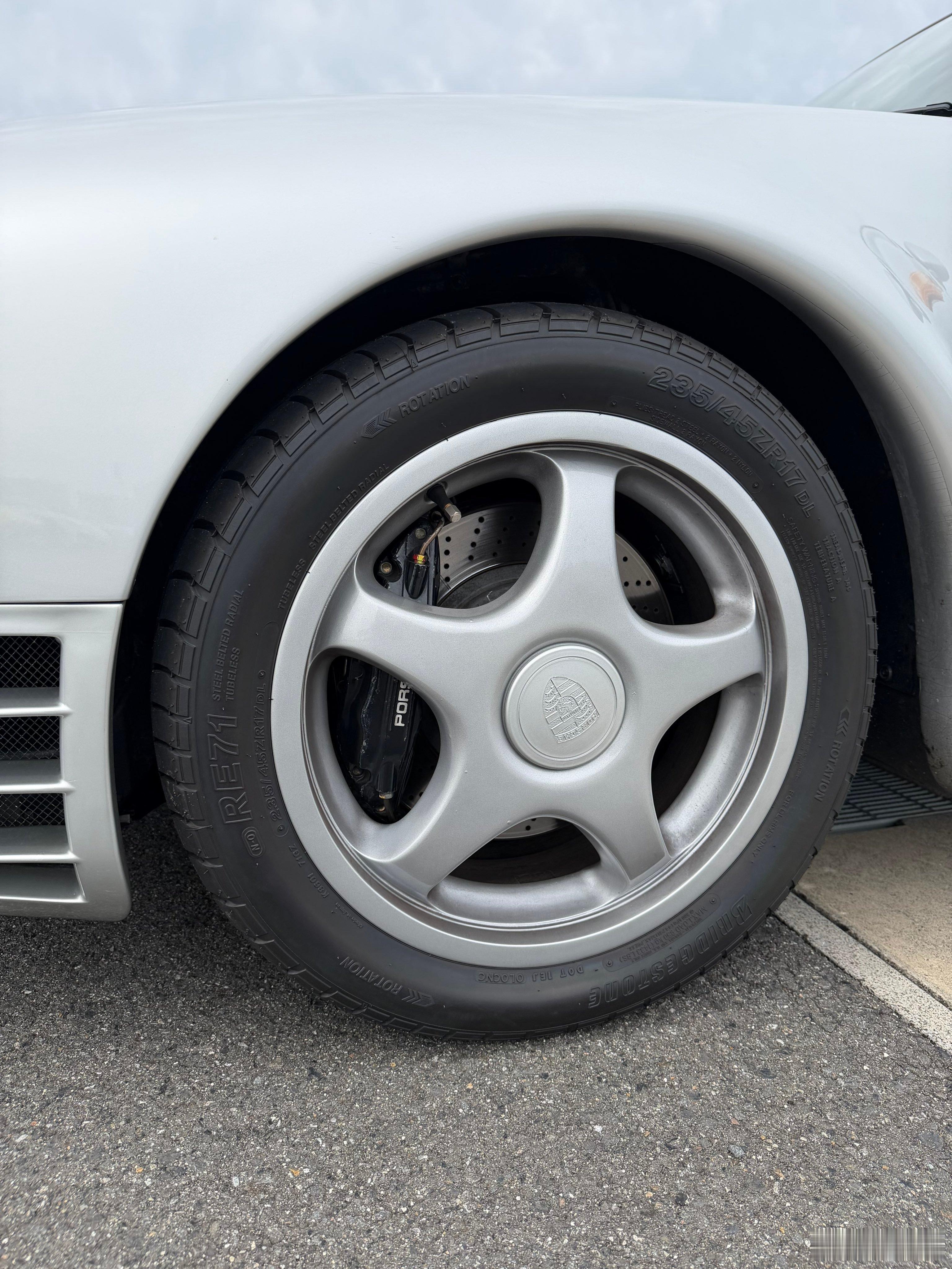 偶遇野生保时捷959已经够离谱了，轮胎配的还是原厂普利司通 RE71 花纹，而且