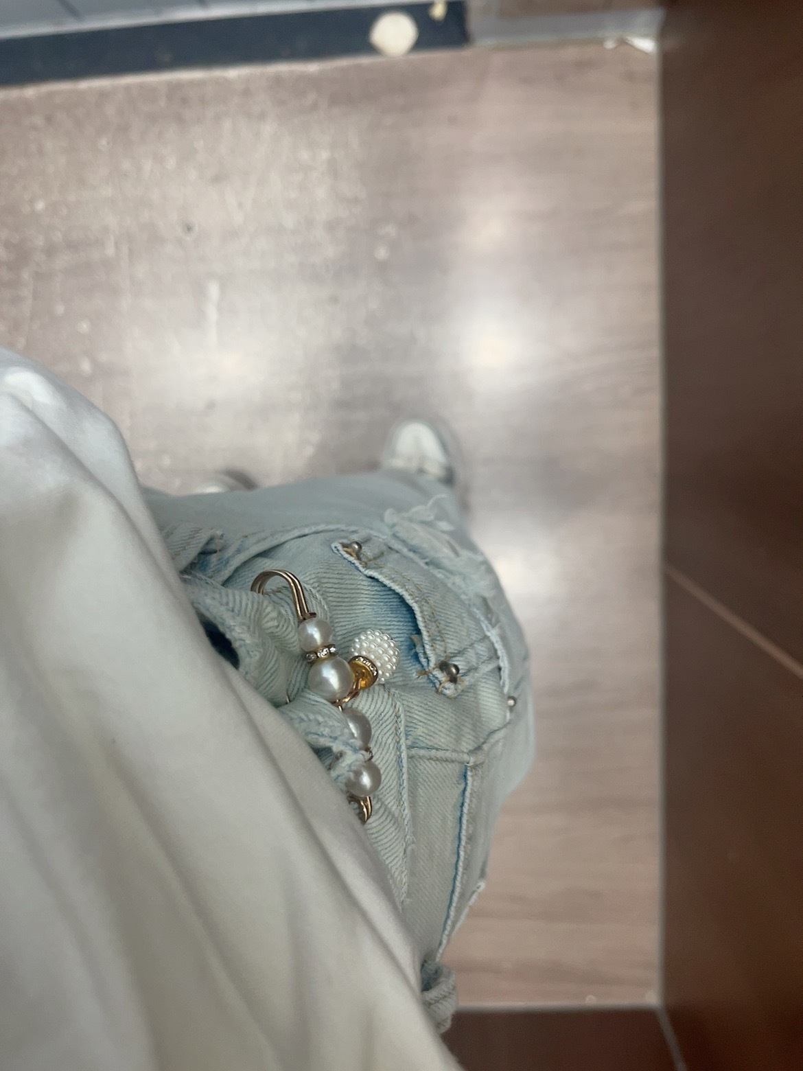 如果我们只是朋友的话   我会是一个情绪稳定且非常有趣的朋友  如果是恋人  那