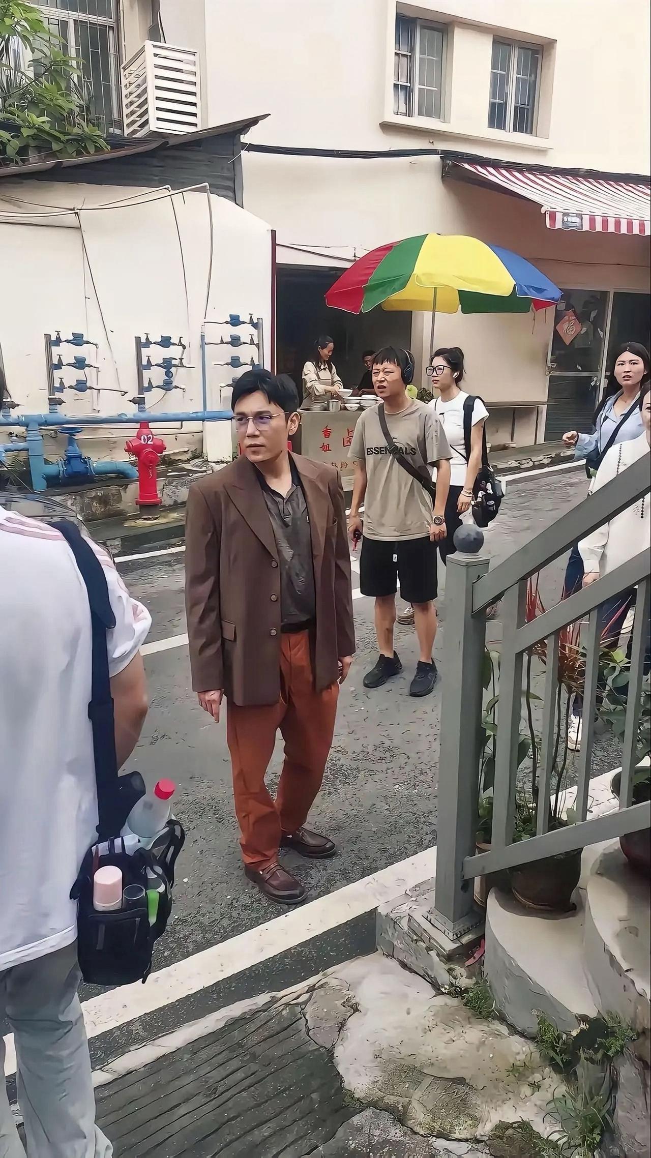 秦昊旧照，这一看就是在拍戏现场，他的一身穿搭风格，像八九十年代的样子。

秦昊的