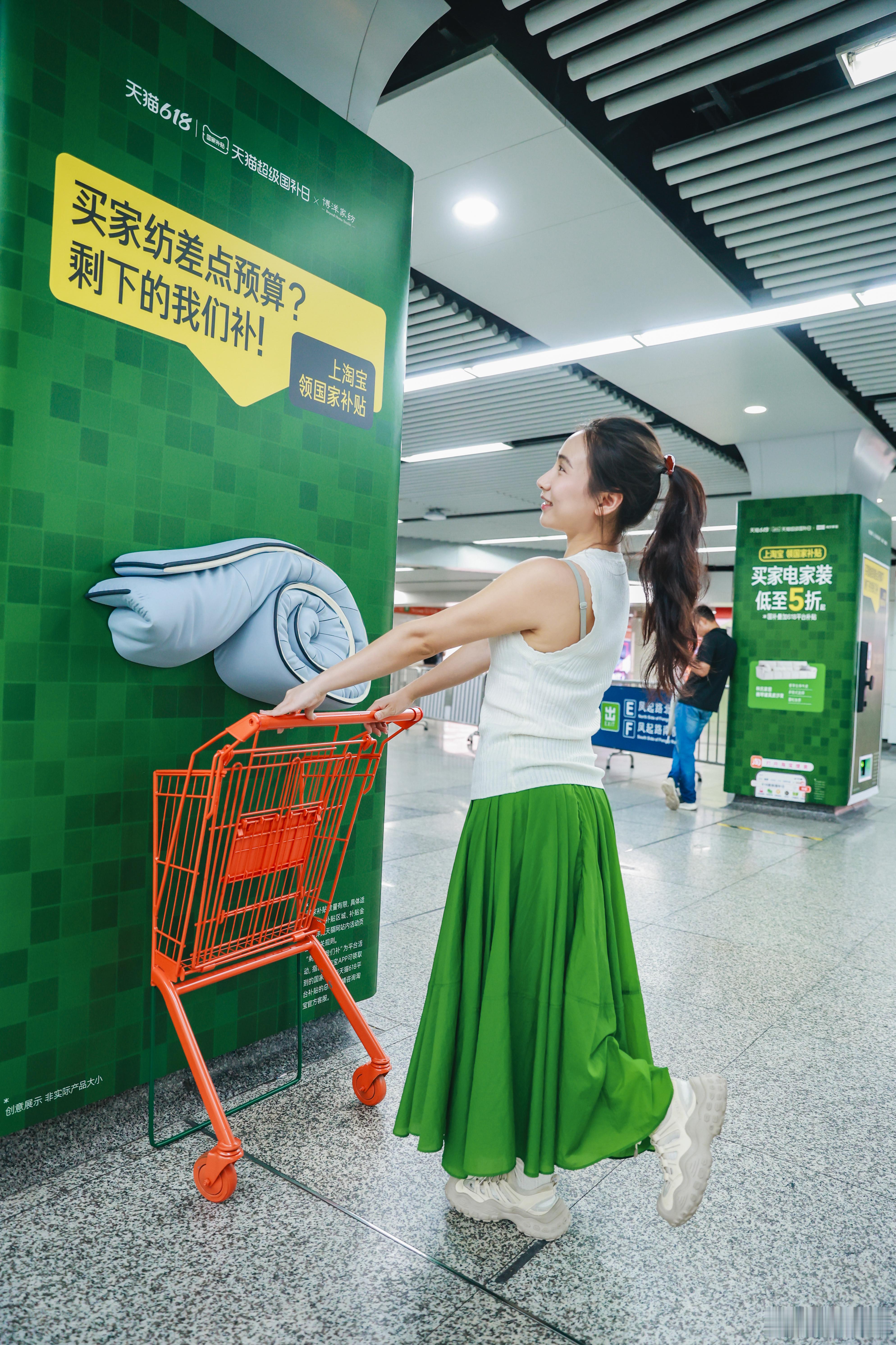 杭州，果真是当之无愧的网红之都！这次来游玩，竟在地铁换乘站撞了个满怀 —— 一场