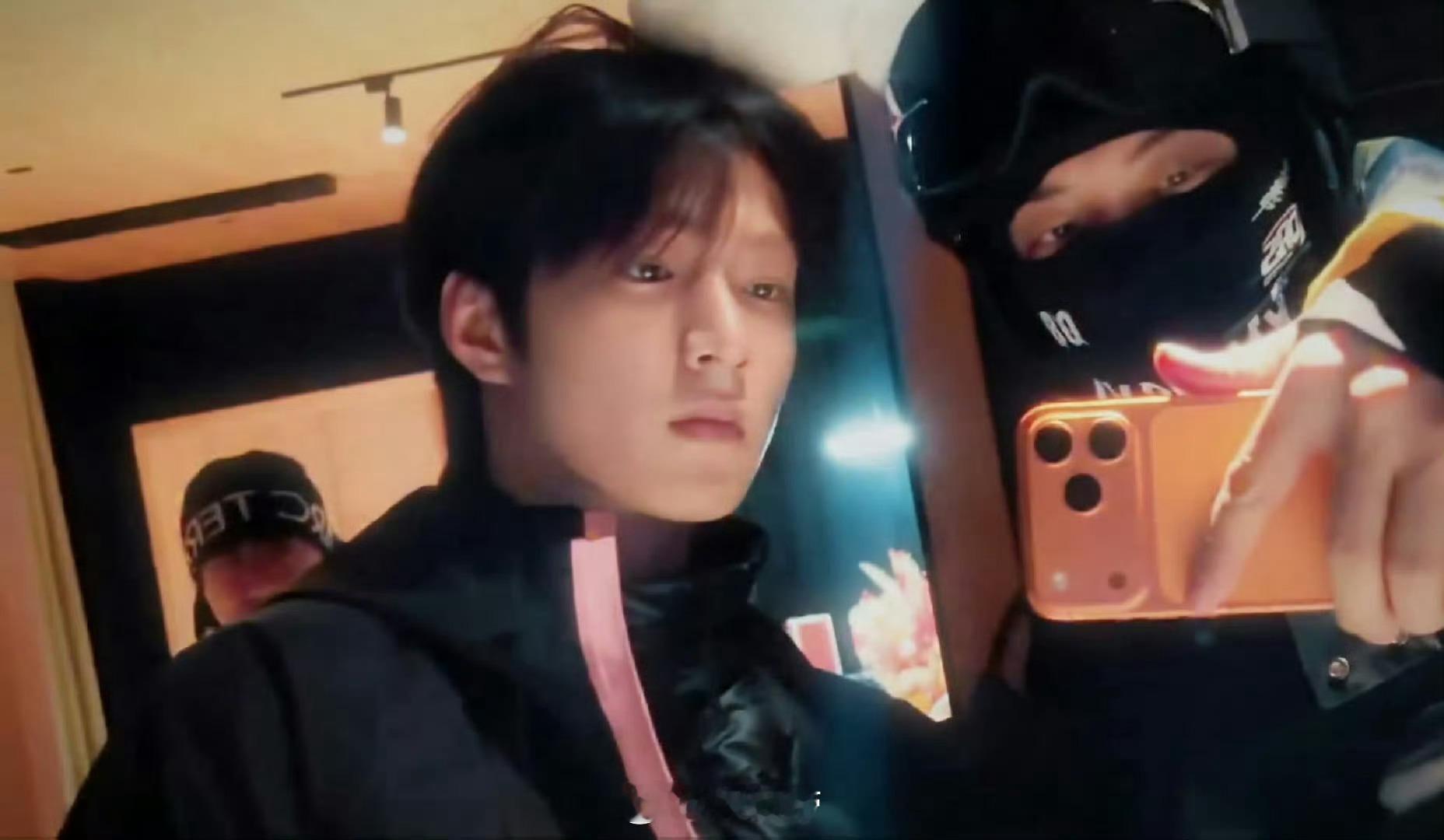 黄子韬被刚起床的刘耀文帅到了从节目到生活，黄子韬将“第一文吹”进行到底。连滑雪都