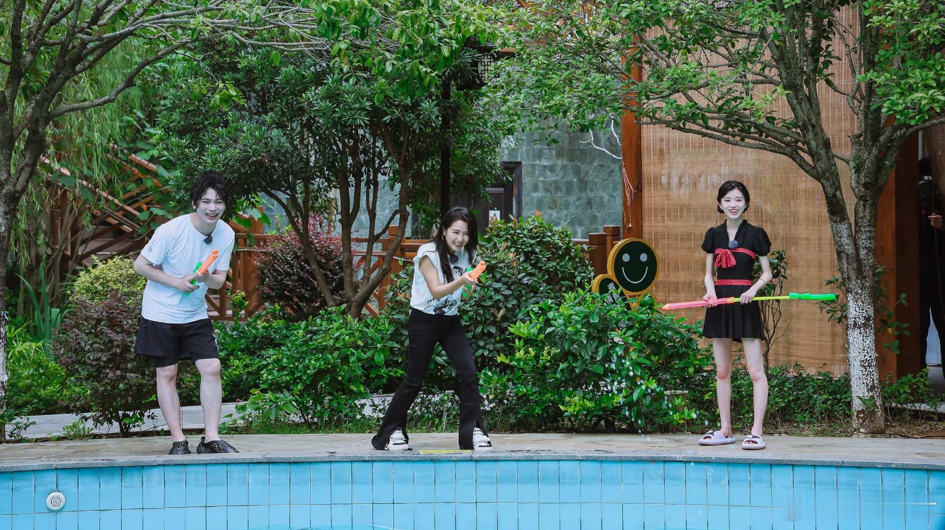 何洁123木头人集训式带娃 家人们，何洁又有新惊喜！本以为只是实力唱将，没想到带