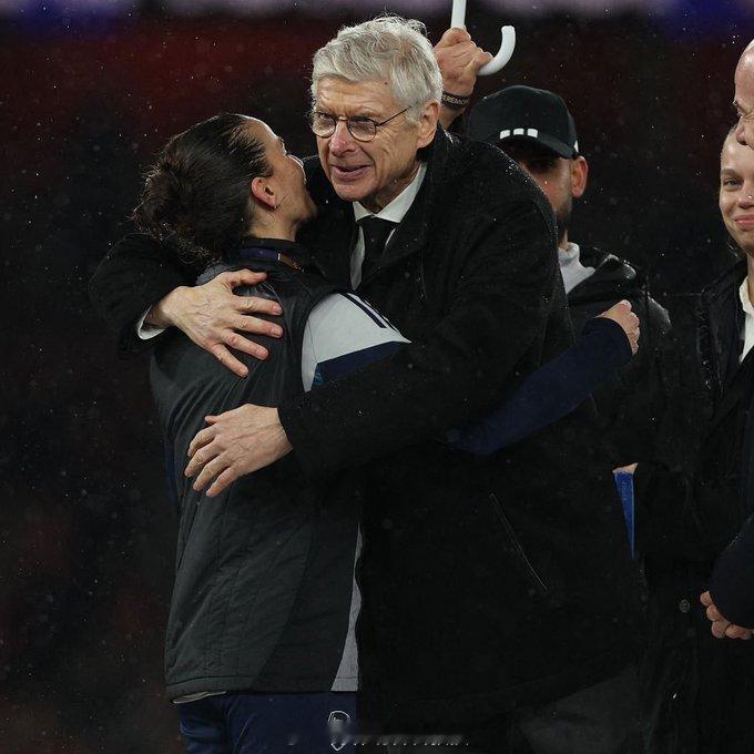 阿森纳女足赢得女子冠军杯后，温格教授拥抱了女足主教练蕾妮·斯莱格斯 阿森纳著名教