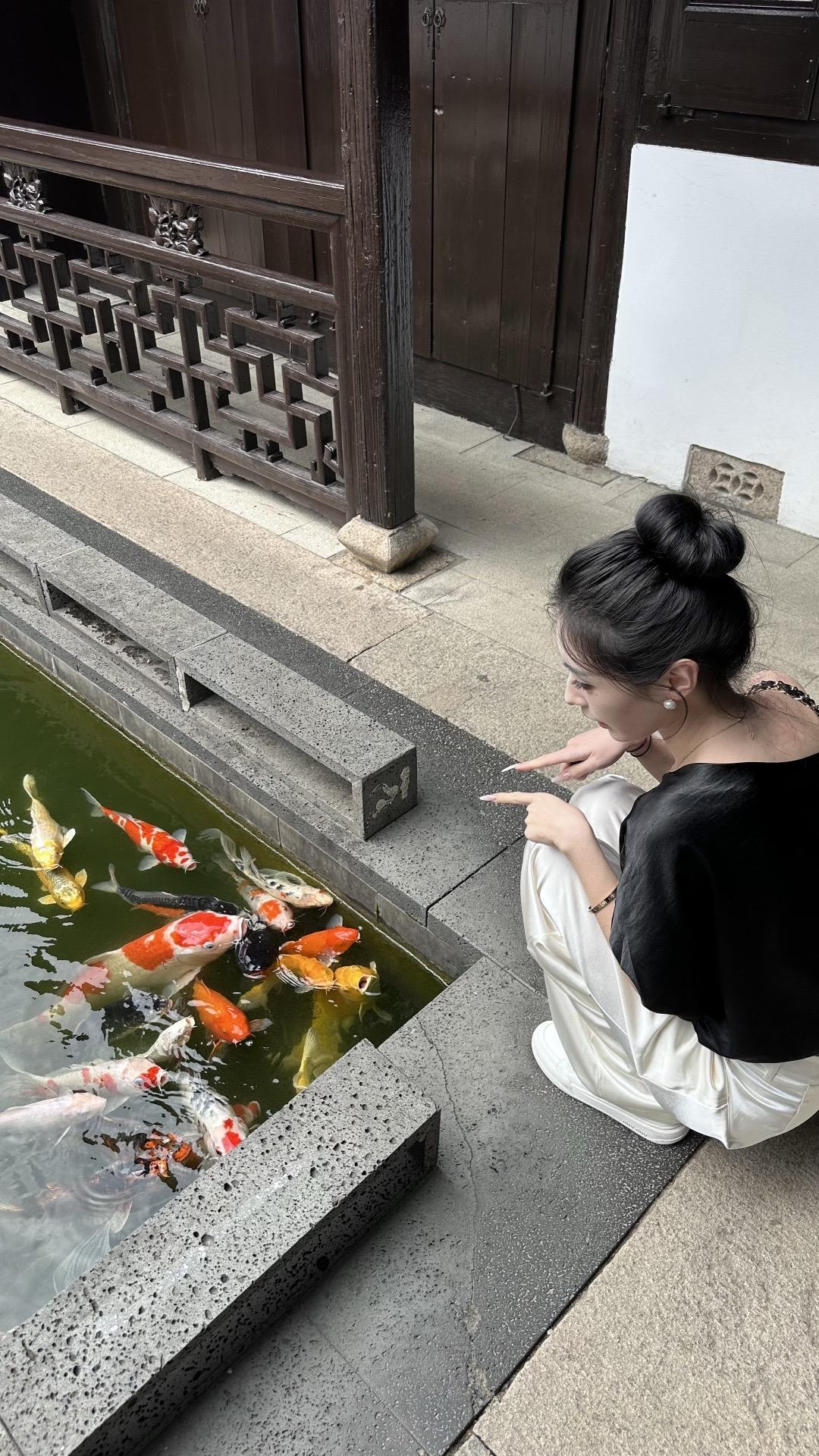 幸福感其实只跟你接触最为密切的几个人有关 他们觉得你好 你漂亮 愿意顺...