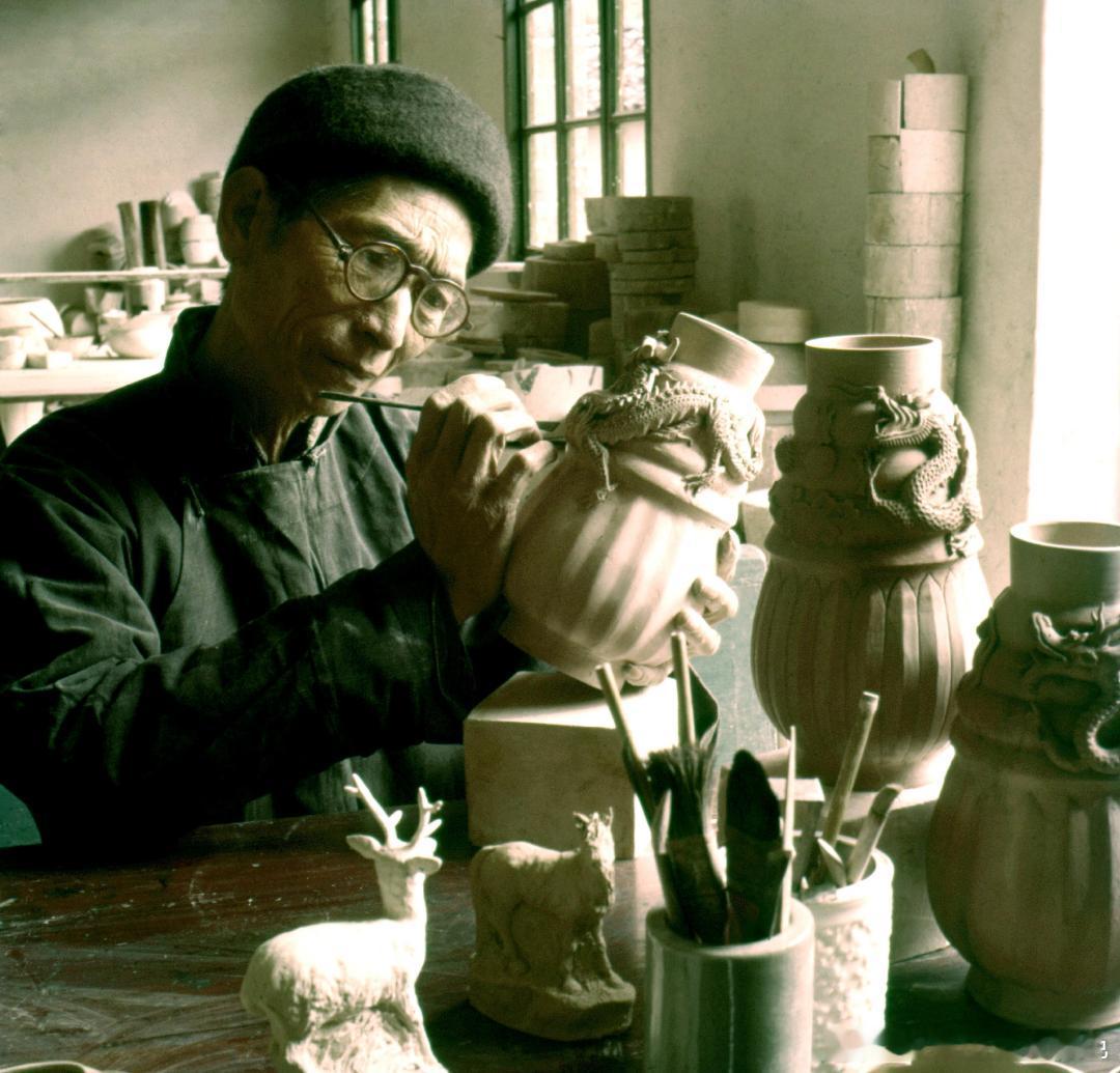 1961年，浙江龙泉，雕刻老艺人张高文。摄影 敖恩洪 