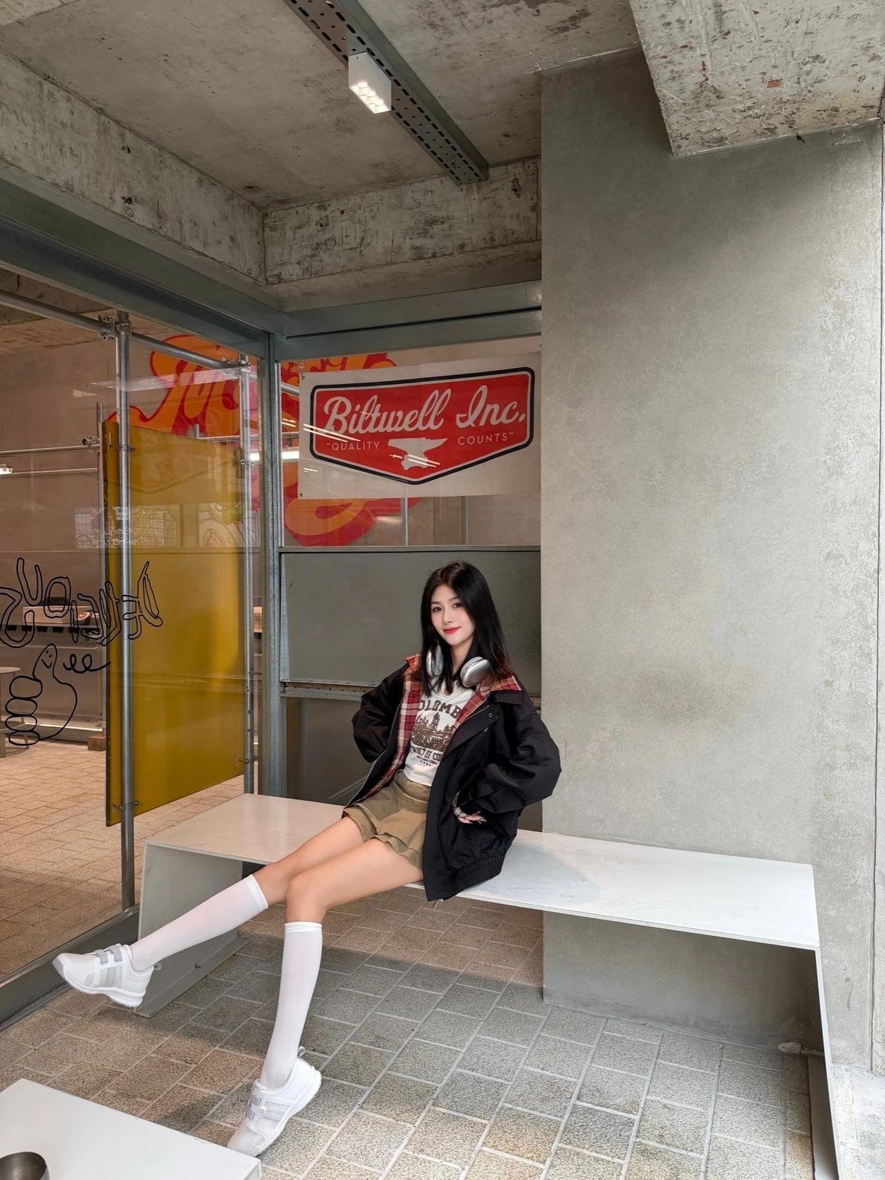 美女模特照应该怎样拍 
少女摄影|NO.0319期
可爱学院风少女商场随拍